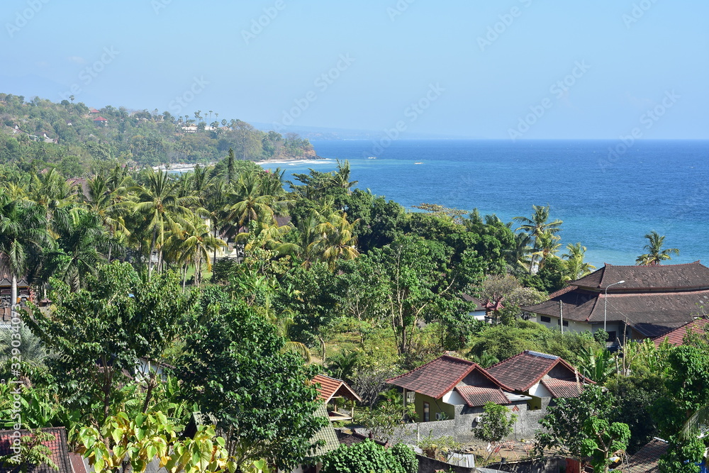 Φωτογραφία Rural coast of eastern Bali with coastal homes turned holiday resorts and dense tropical vegetation