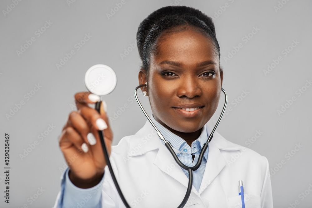 Φωτογραφία medicine, profession and healthcare concept - happy smiling african american fem