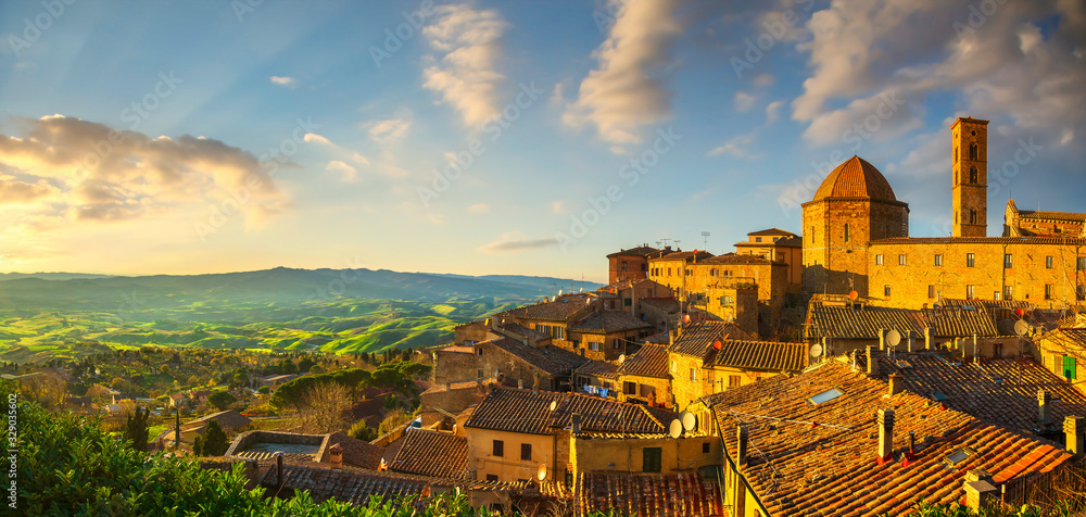 Fototapeta premium Toskania, panoramę miasta Volterra, kościół i panoramę o zachodzie słońca. Włochy