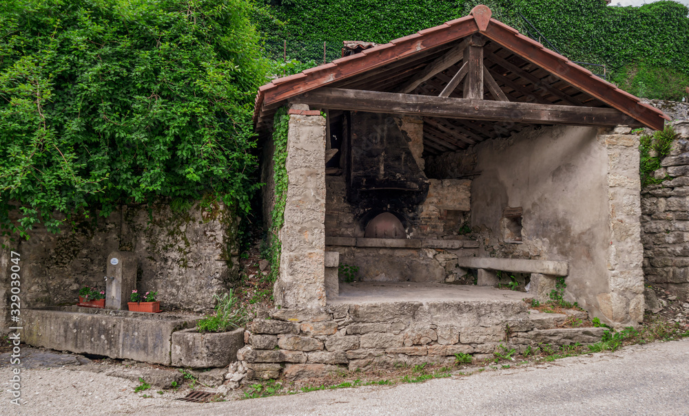 Série sur les fours à pain traditionnels qui étaient autrefois utilisés par l'ensemble des villageois. Série sur les fours à pain traditionnels qui étaient autrefois utilisés par l'ensemble des villageois.