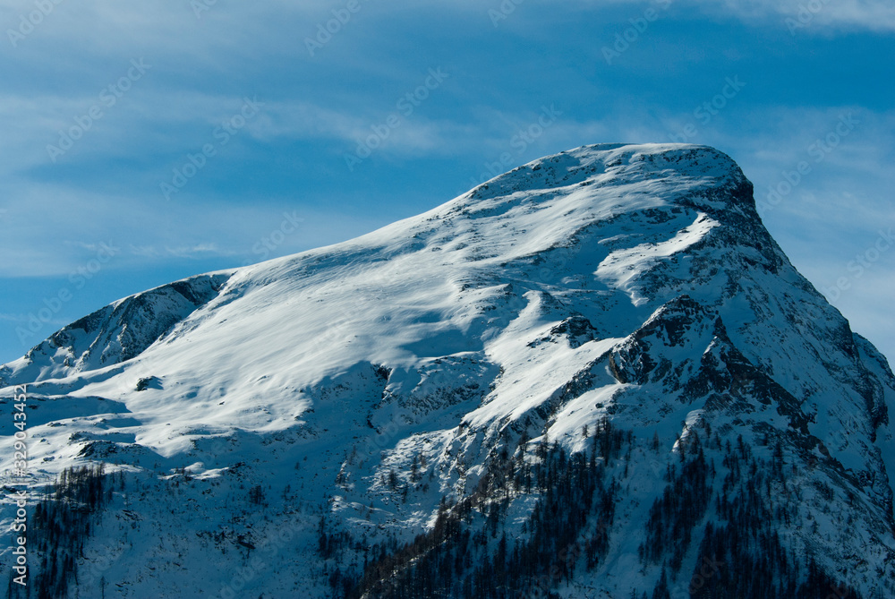 profilo di montagna con neve