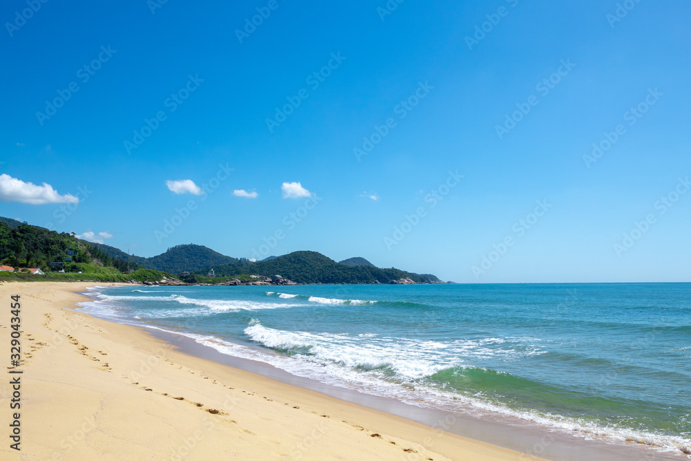 Praia tropical, mar verde Mar verde  da Praia da ilhota ou praia do Plaza, itapema, SC, Brasil 