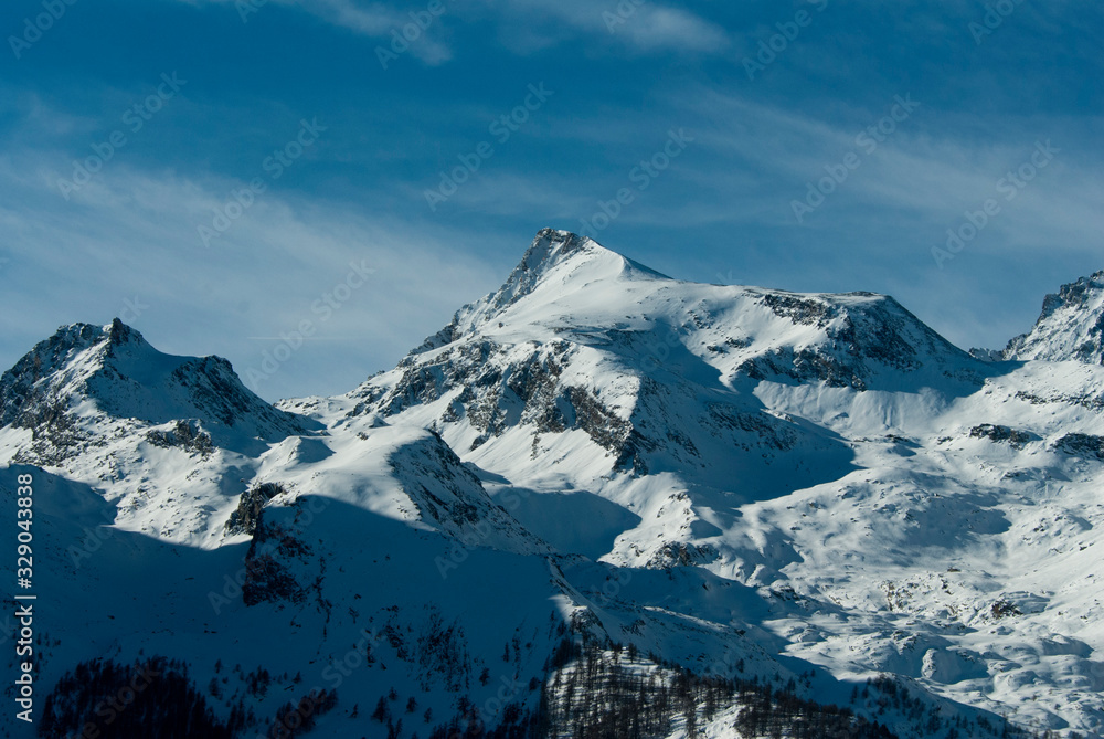 Panorama delle montagne in versione invernale