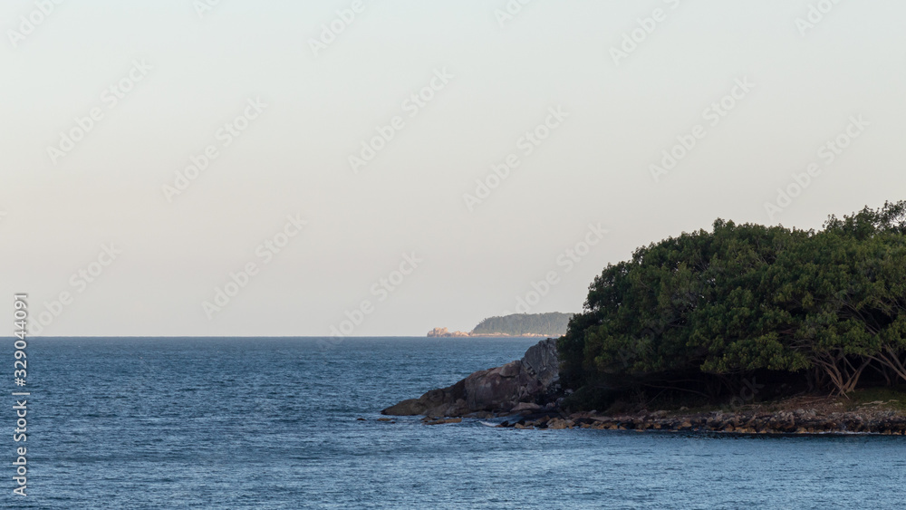 Costa rochosa da ilha do Pirata em Itapema