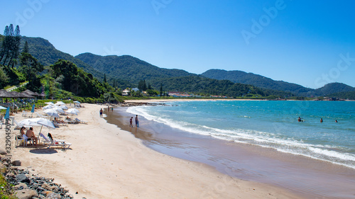 Praia tropical, mar verde Mar verde da Praia da ilhota ou praia do Plaza, itapema, SC, Brasil 