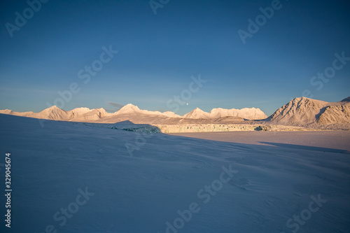 Na lodowcu o zachodzie słońca, poludniowy Spitsbergen © blackspeed