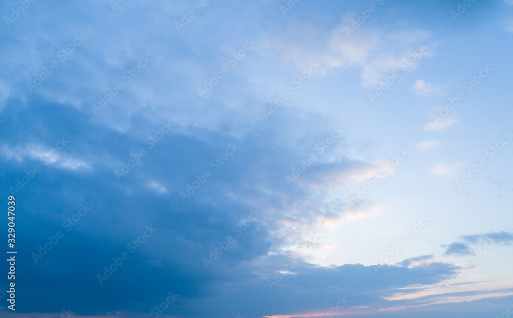 Obraz premium Evening blue sky with moderate clouds.