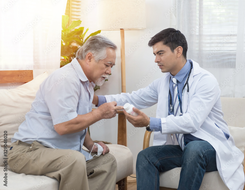 Obraz premium elderman ask doctor about medicine
