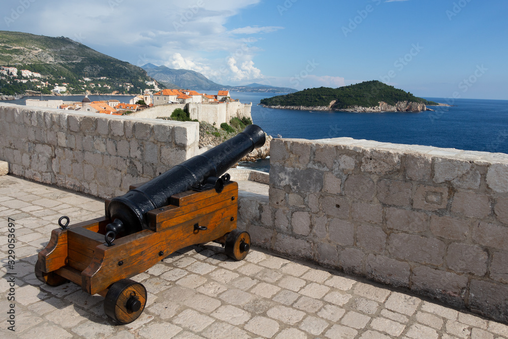 vieux canon sur le fort Lovrijenac à Dubrovnik vieux canon sur le fort Lovrijenac à Dubrovnik