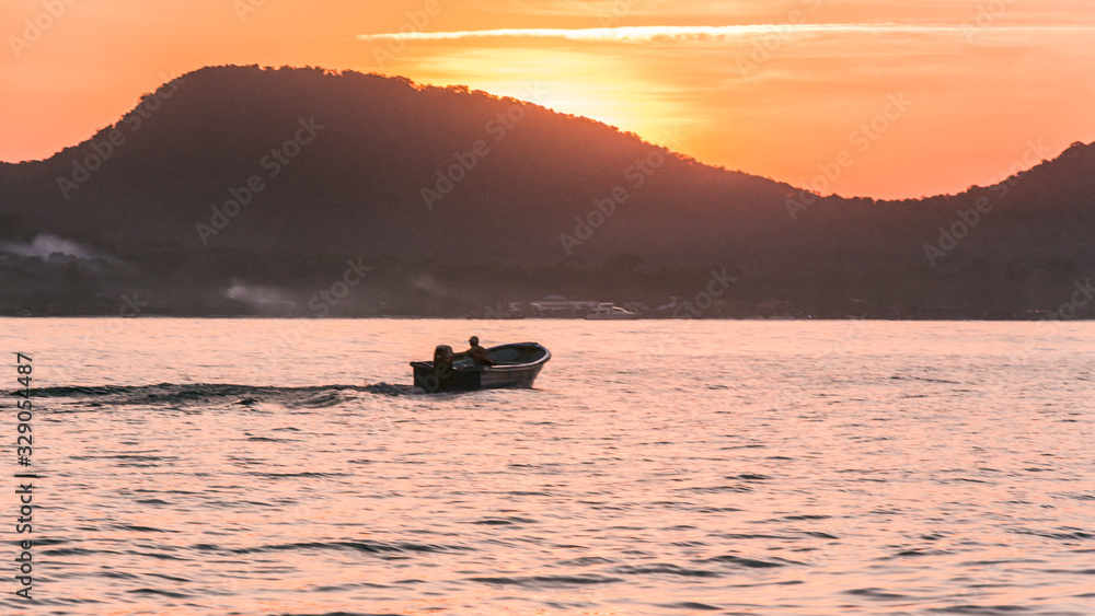 Naklejka premium The sunset from Koh Rong Samloem, Cambodia