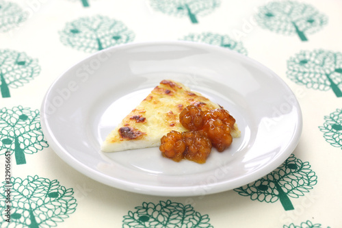 homemade finnish squeaky cheese (leipajuusto) with cloudberry jam (lakkahillo)