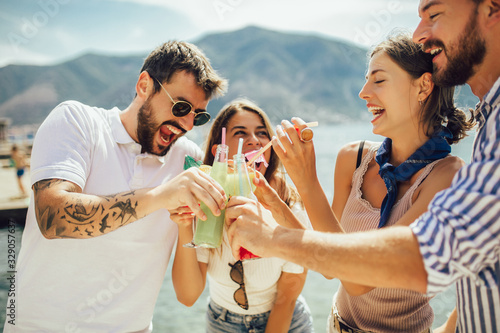 Canvas Print Friends at the beach drinking cocktails having fun on summer vacation