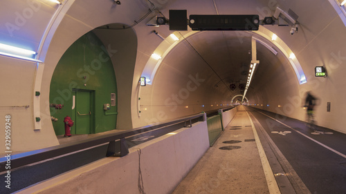 Tunnel de la Crois Rousse, piste cyclable et voie piètonne photo