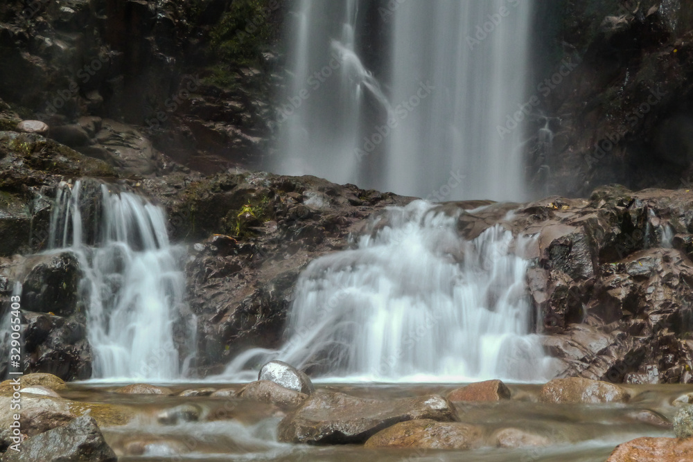 Cascata tra le rocce con salti d'acqua Cascata tra le rocce con salti d'acqua