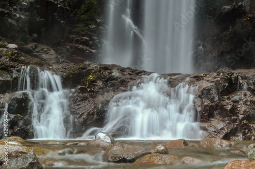 Cascata tra le rocce con salti d'acqua © paolofusacchia