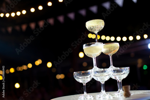 Arrange a champagne glass Pyramid shape, for Weddings and Parties.