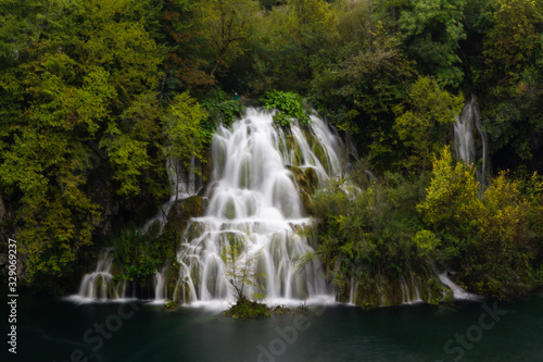 cascade au parc national des lacs de Plitvi  e croatie