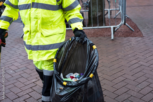 Fotografie A image of Bin man picking up rubbish in Carlisle Cumbria.