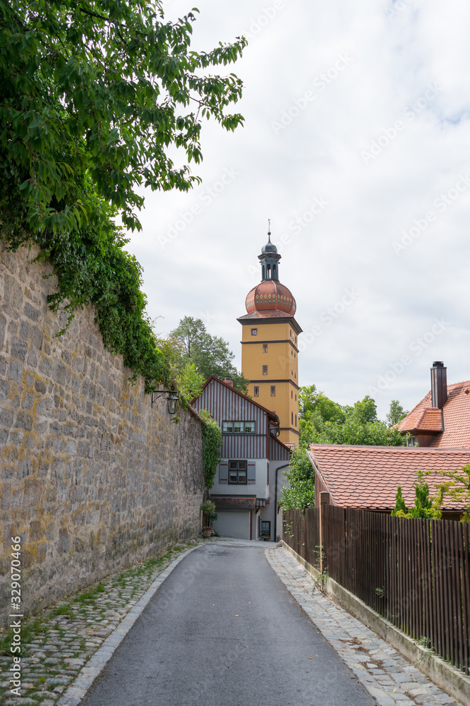 Dinkelsbühl ist eine Stadt in Mittelfranken/Bayern. Die Stadt ist bei Touristen besonders wegen der mittelaterlichen Altstadt beliebt. Zur Kinderzeche feiert Dinkelsbühl die Befreiung der Stadt.