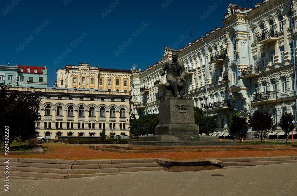 Obraz premium The building of the National Opera of Ukraine in the Baroque style, decorated with stucco. Sightseeing of the old city. The capital of ancient Russia. Kiev, Ukraine, July 24, 2017
