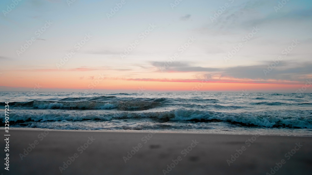 Obraz premium 4K Slow Motion Wide Shot of Seascape: Beautiful Vanilla Sunset over Sea Waves and Beach in Summer