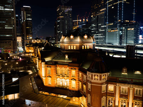 ライトアップされた美しい東京駅とロマンチックな夜景