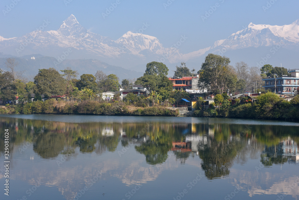 Fototapeta premium Zakres Machapuchare i Annapurna widziany z jeziora Phewa w Pokharze w Nepalu
