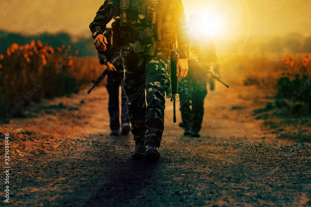 soldier with long rifle gun walking on dirt battle field - obrazy, fototapety, plakaty 