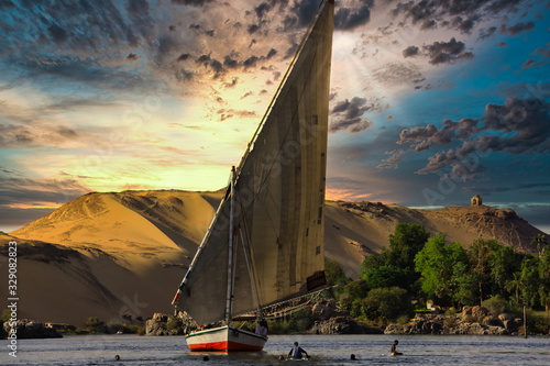 Une felouque naviguant sur le Nil en Egypte