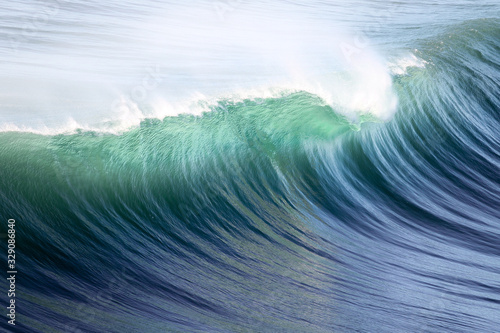 onda verde cristalina quebrando