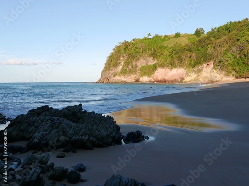 Roche volcanique sur la plage de l'anse Tillet à Sainte-Rose en Guadeloupe photo