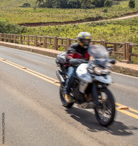 Motocicleta passando na estrada