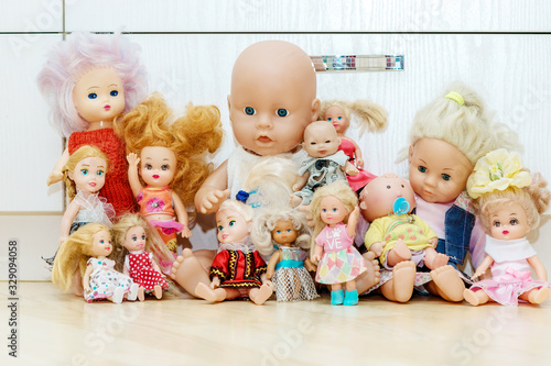 Billede på lærred Many dolls sits on floor in nursery, playroom