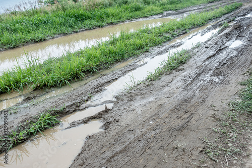 舗装されていない泥道