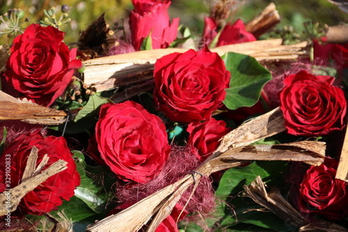 Rote Rosen nach Beerdigung auf dem Friedhof