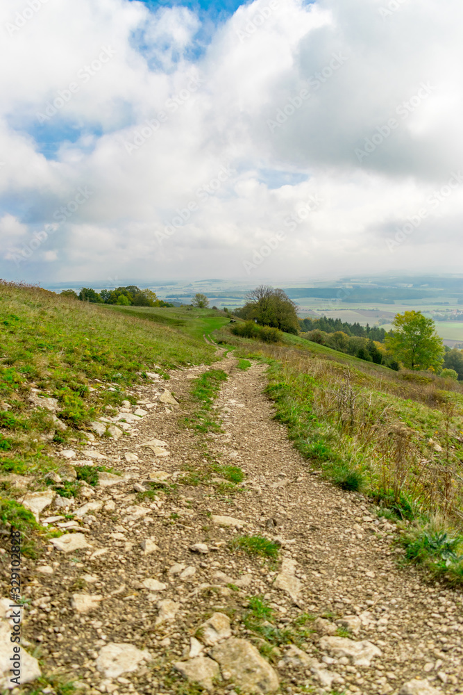 Fototapeta premium Wege und Pfade auf dem Hesselberg in Mittelfranken laden zu ausgiebigen Wanderungen und Radtouren ein.
