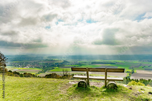 Auf dem Hesselberg in Mittelfranken gibt es zahlreiche Bänke von denen man den Blick über die Landschaft genießen kann. Beliebt ist der Hesselberg insbesondere bei Wanderern.