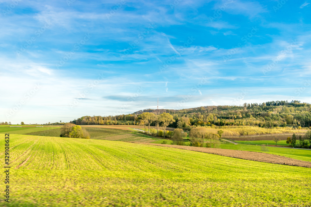 Landschaft von Mittelfranken mit dem Hesselberg im Hintergrund