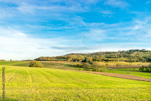 Landschaft von Mittelfranken mit dem Hesselberg im Hintergrund