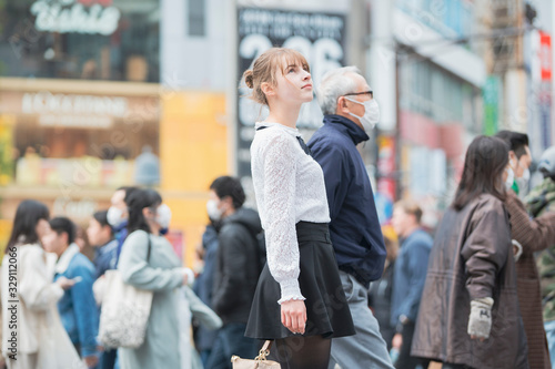 日本・東京・渋谷を観光する女性