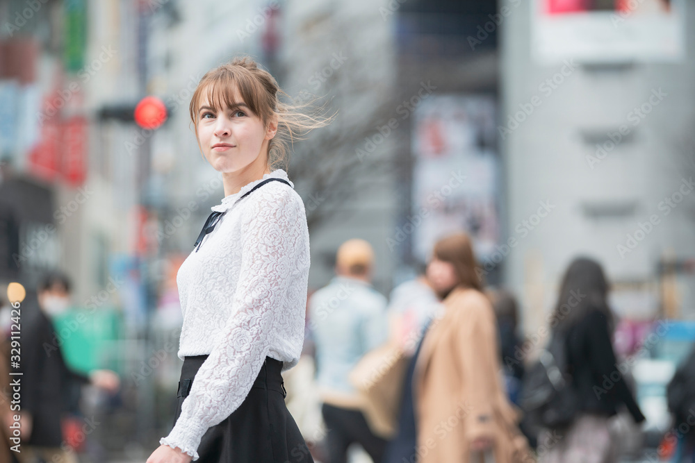 Fototapeta premium 日本・東京・渋谷を観光する女性