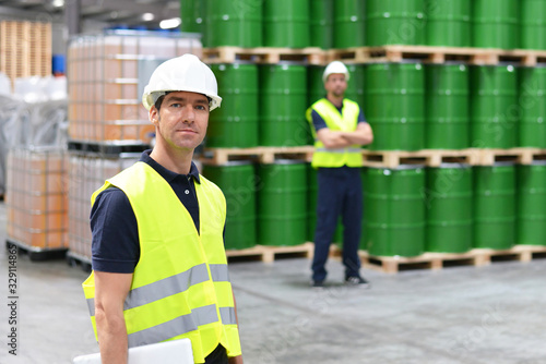 Arbeiter in einem Lager mit Ölfässern - aufbewahrung und Transport Chemiewerk Raffinerie // Workers in a warehouse with oil drums - storage and transport chemical plant refinery  photo