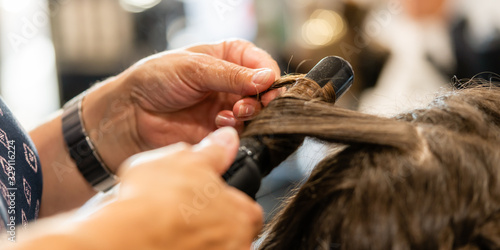 Hairdresser performing curls with a brush © Samuel