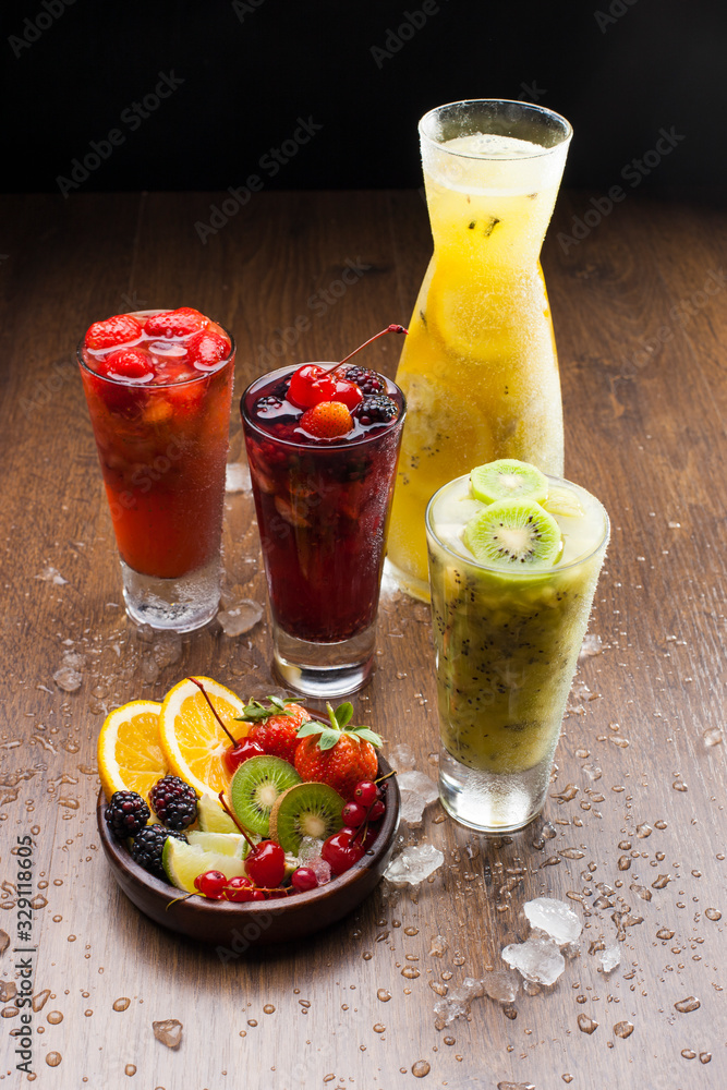 Bebidas e drinks refrescantes com frutas tropicias Bebidas e drinks refrescantes com frutas tropicias