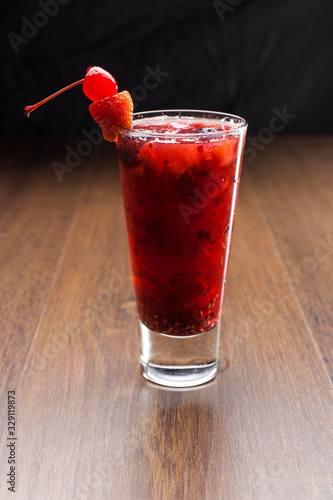 Bebidas e drinks refrescantes com frutas tropicias photo