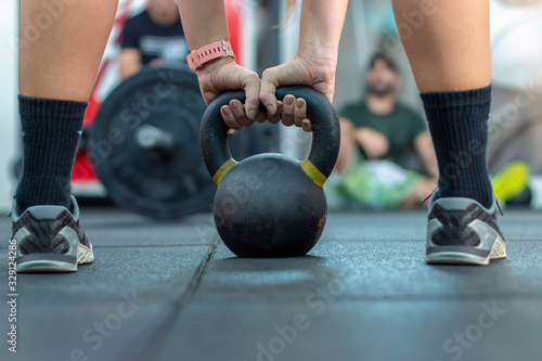 mulher prepara para levantar peso na academia estilo Cross