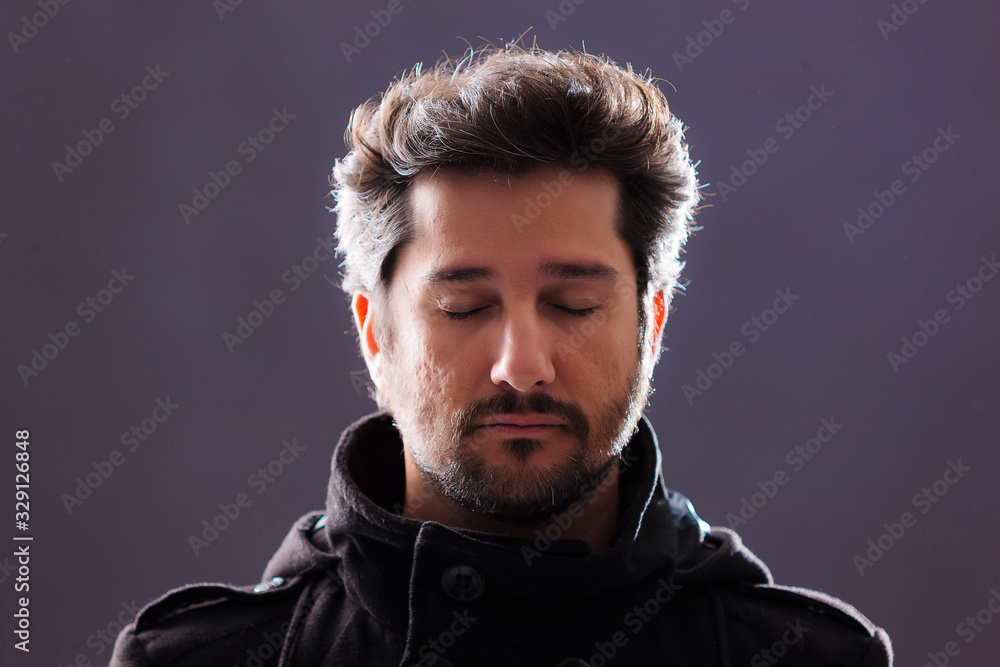 Obraz premium homem charmoso fazendo poses em fotos de estúdio