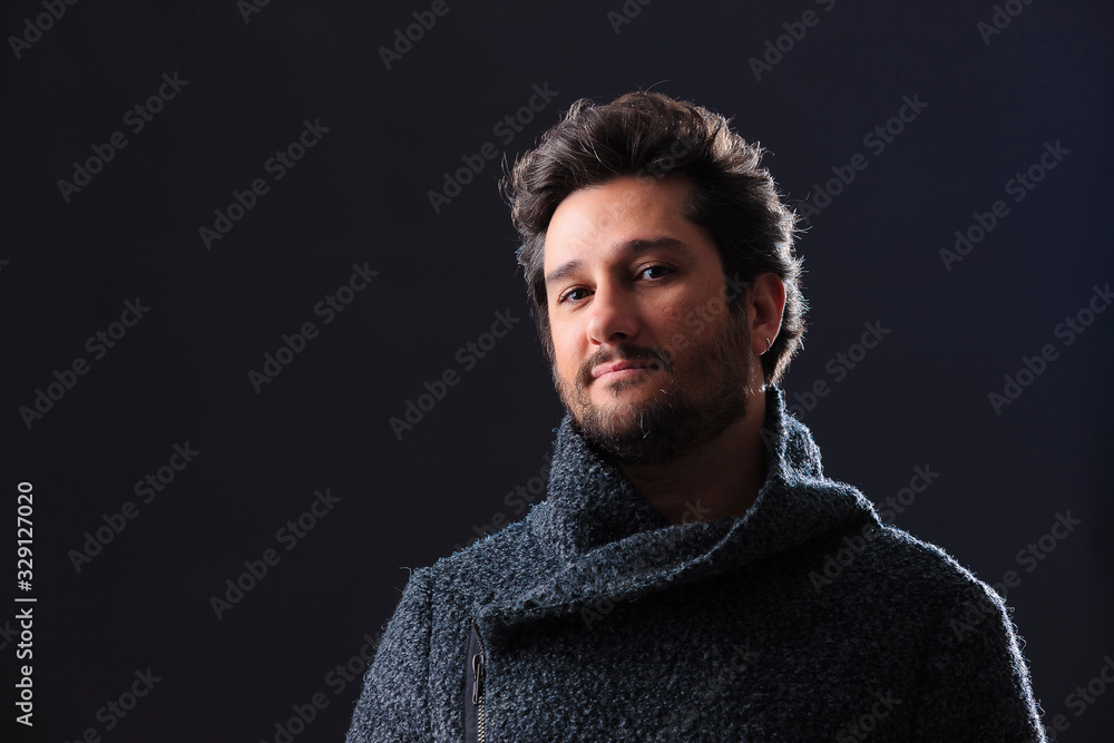 Fototapeta premium homem charmoso olhando para câmera em fotos de estúdio