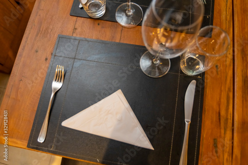 mesa posta para degustação de vinhos