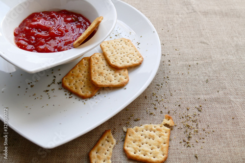 Cracker und rote Salsa photo